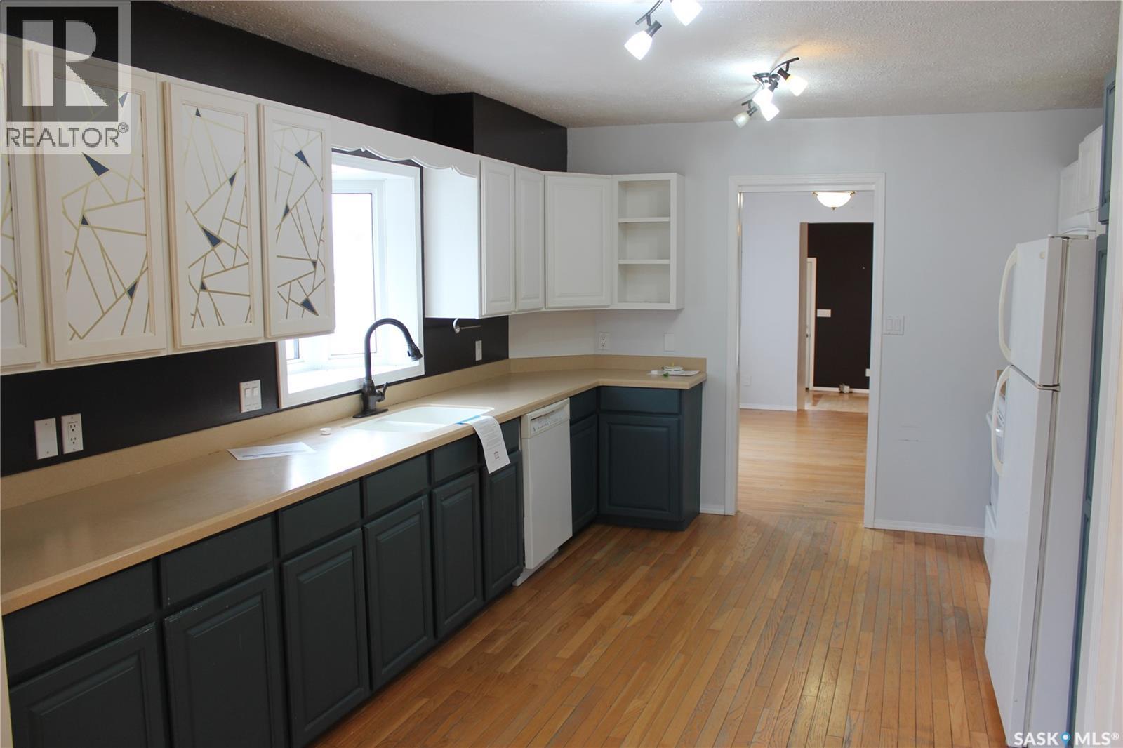 120 Main Street, Midale, SK - Indoor Photo Showing Kitchen