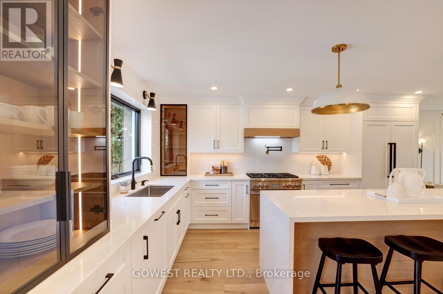 981 Valdese Drive, Mississauga, ON - Indoor Photo Showing Kitchen With Upgraded Kitchen