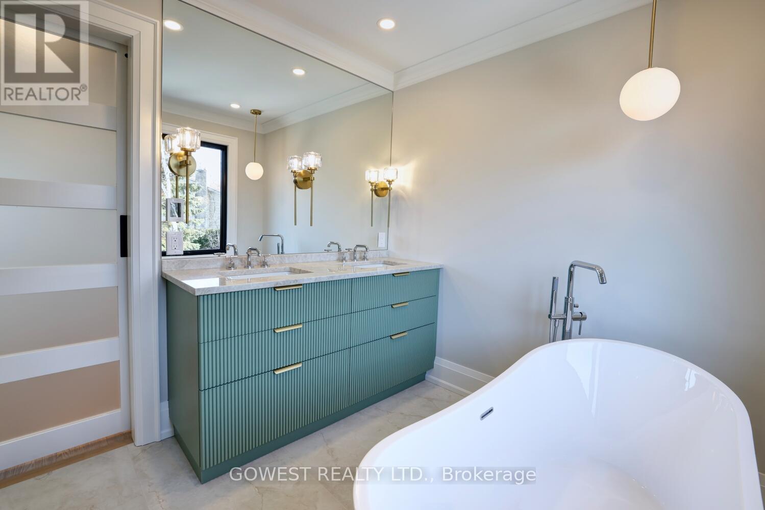 981 Valdese Drive, Mississauga, ON - Indoor Photo Showing Bathroom