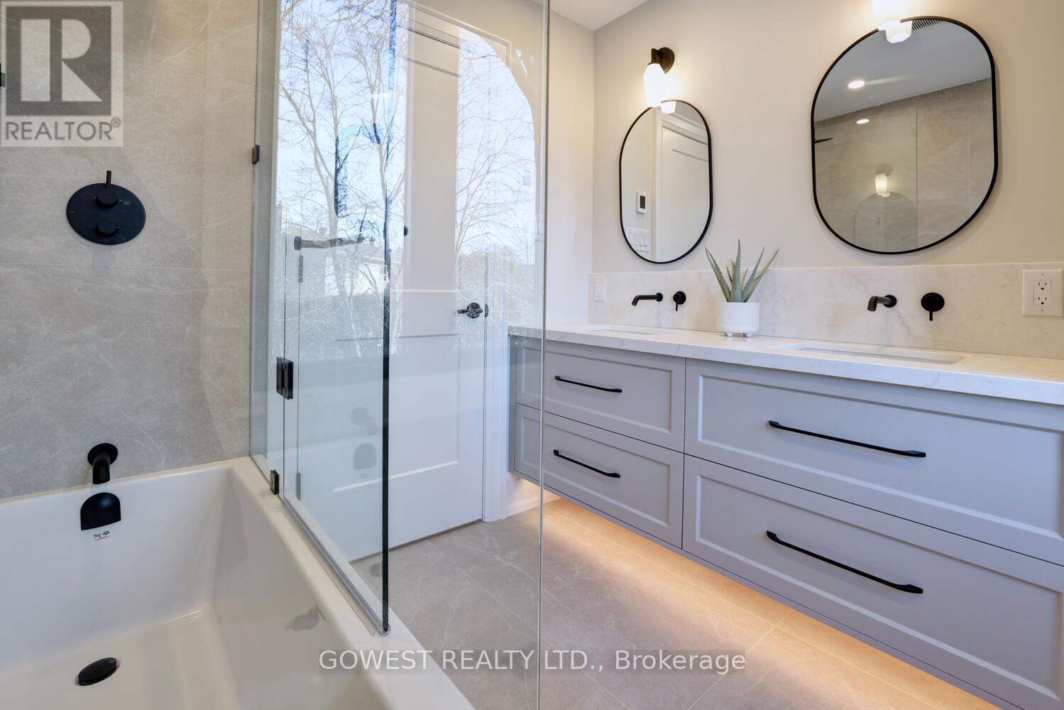 981 Valdese Drive, Mississauga, ON - Indoor Photo Showing Bathroom