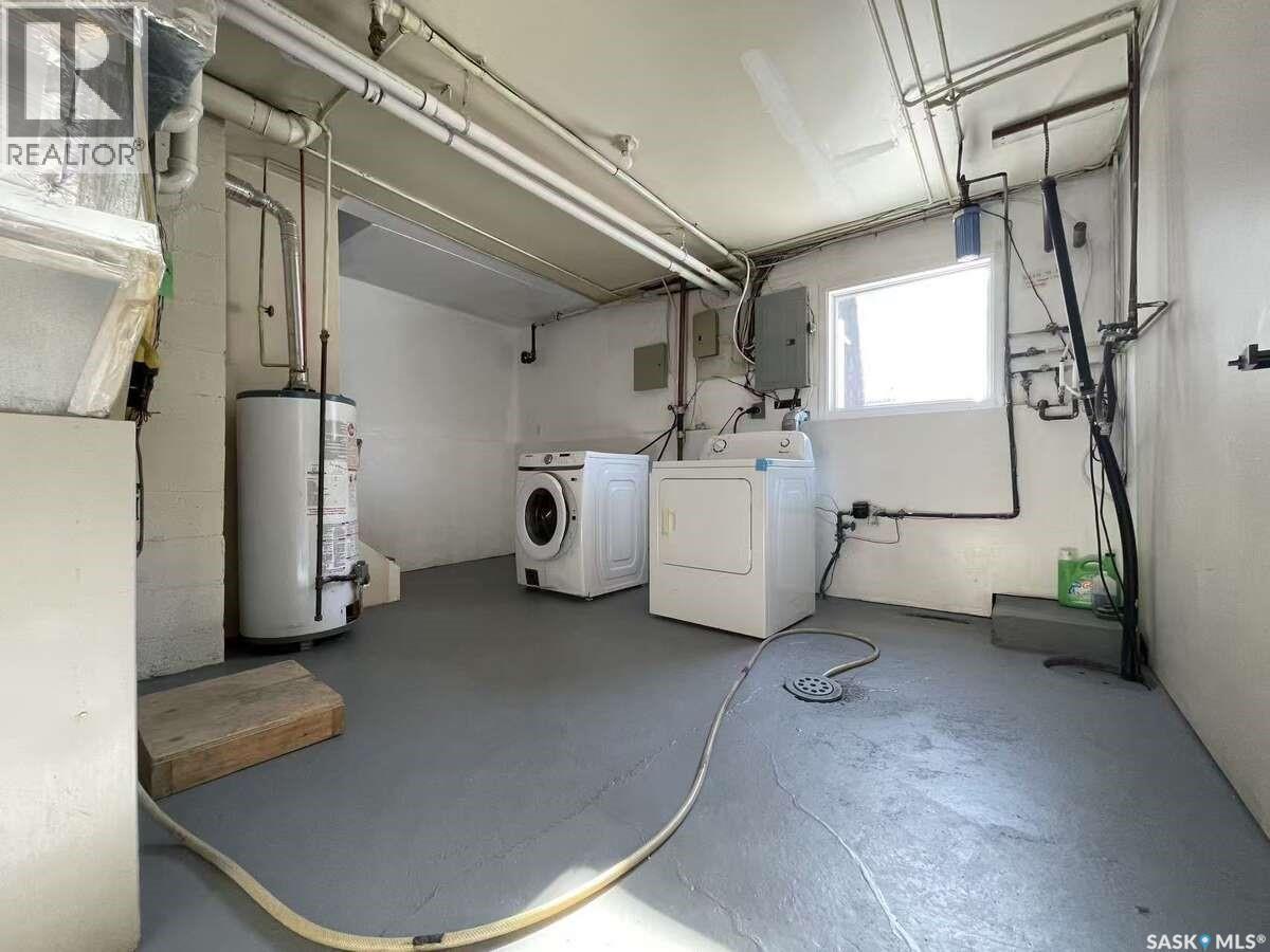 7227 6Th Avenue, Regina, SK - Indoor Photo Showing Garage