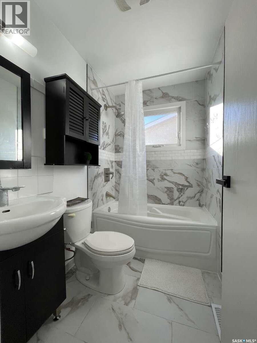 7227 6Th Avenue, Regina, SK - Indoor Photo Showing Bathroom