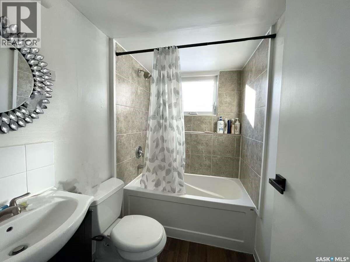 7227 6Th Avenue, Regina, SK - Indoor Photo Showing Bathroom