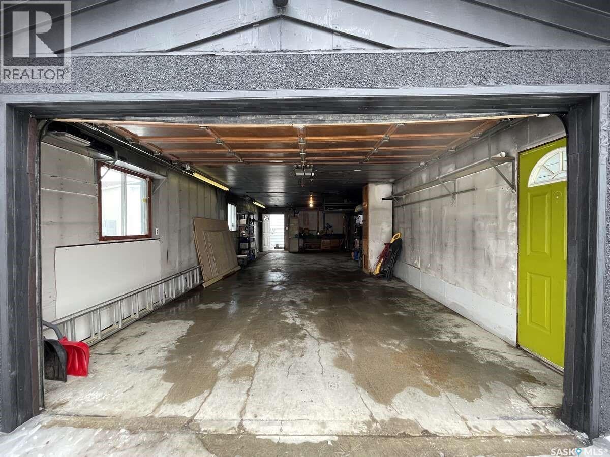 7227 6Th Avenue, Regina, SK - Indoor Photo Showing Garage