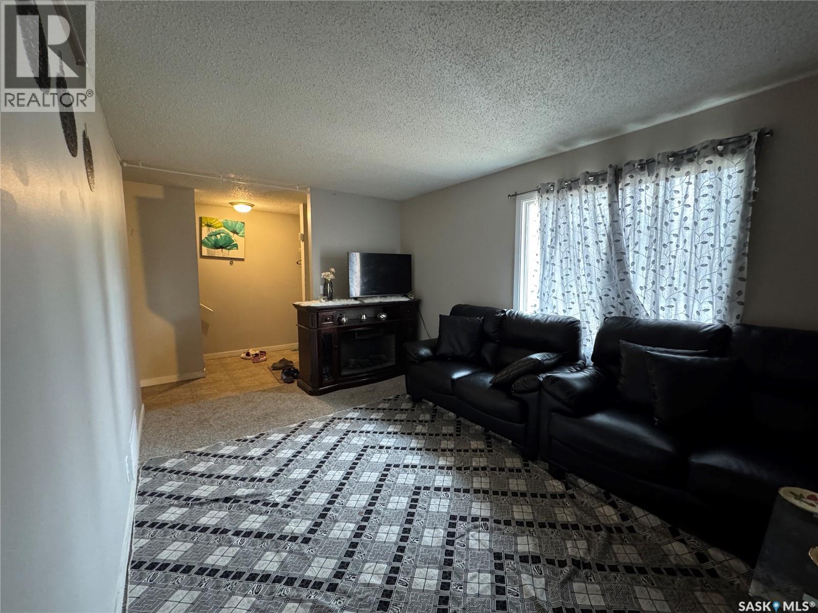4158 Castle Road, Regina, SK - Indoor Photo Showing Living Room