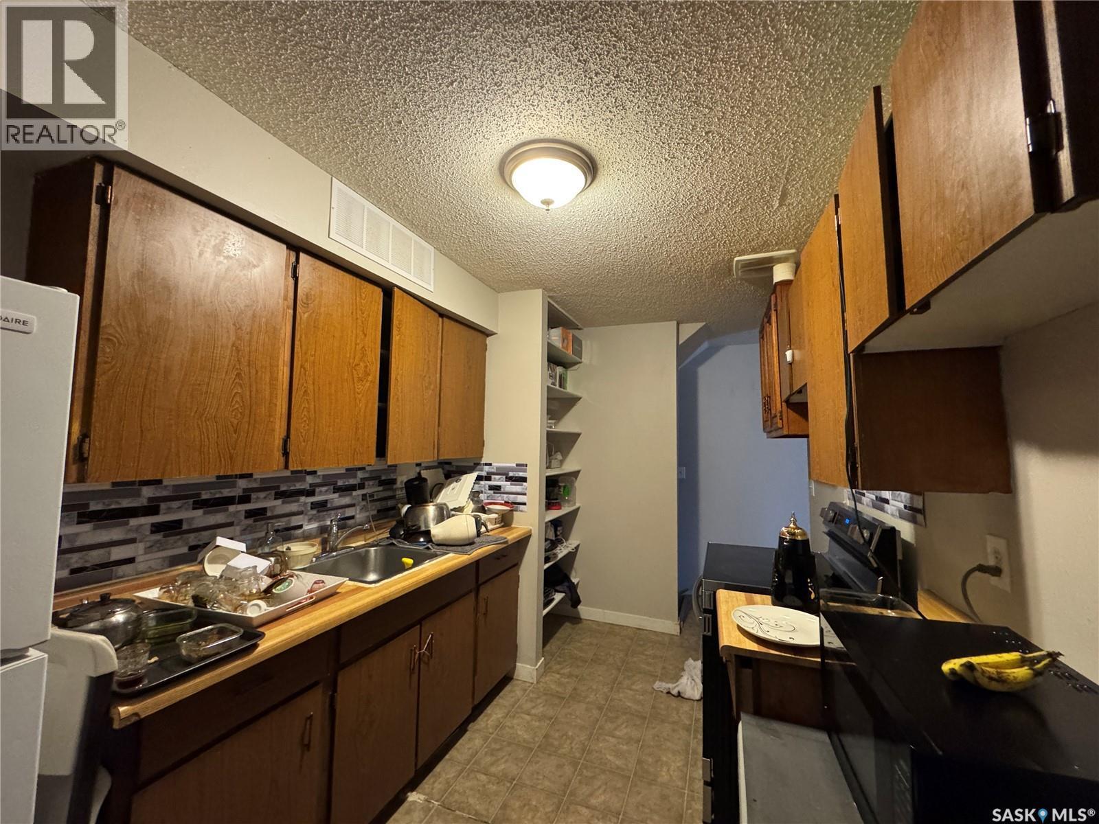 4158 Castle Road, Regina, SK - Indoor Photo Showing Kitchen