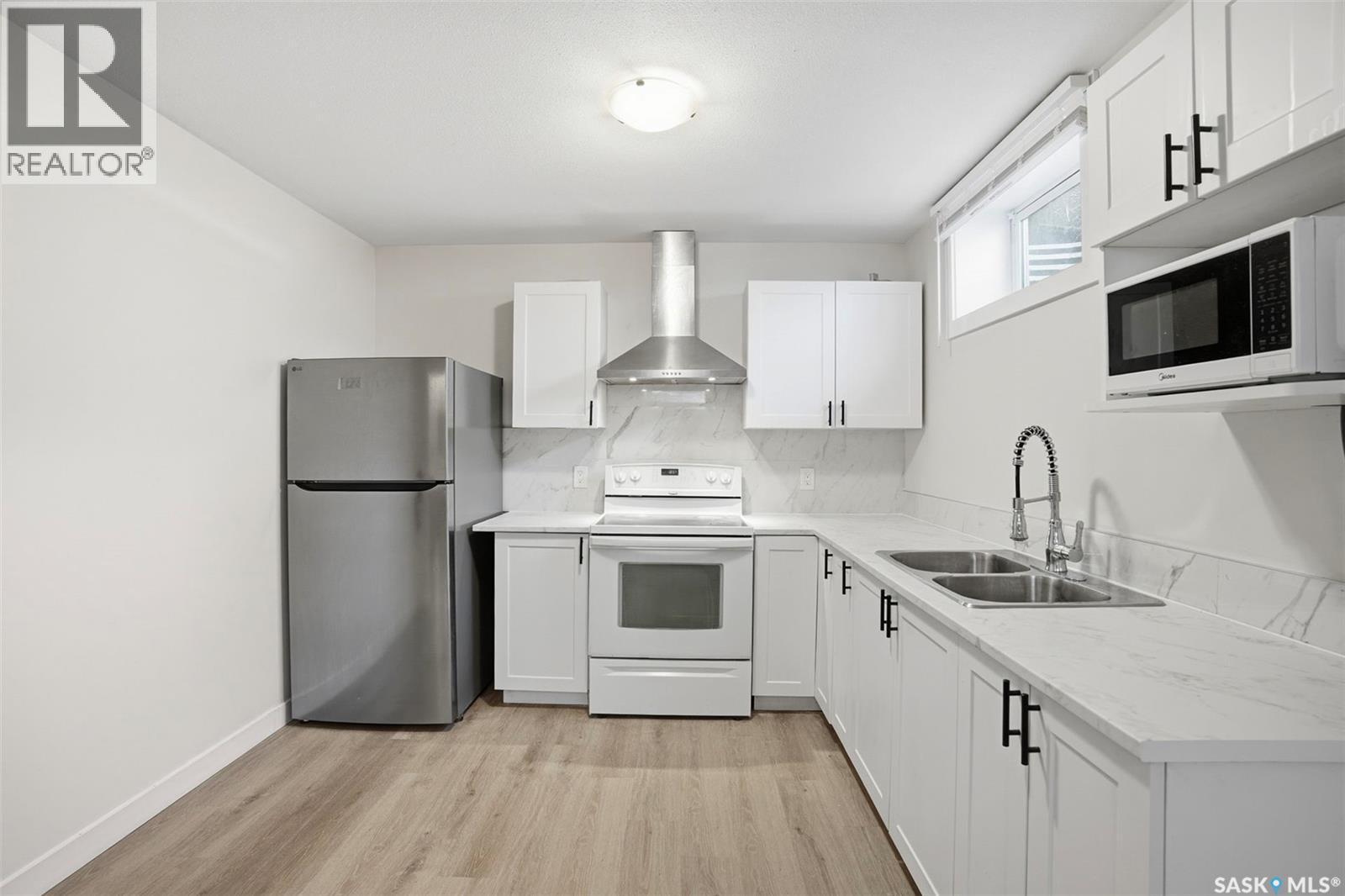 505 L Avenue N, Saskatoon, SK - Indoor Photo Showing Kitchen With Double Sink