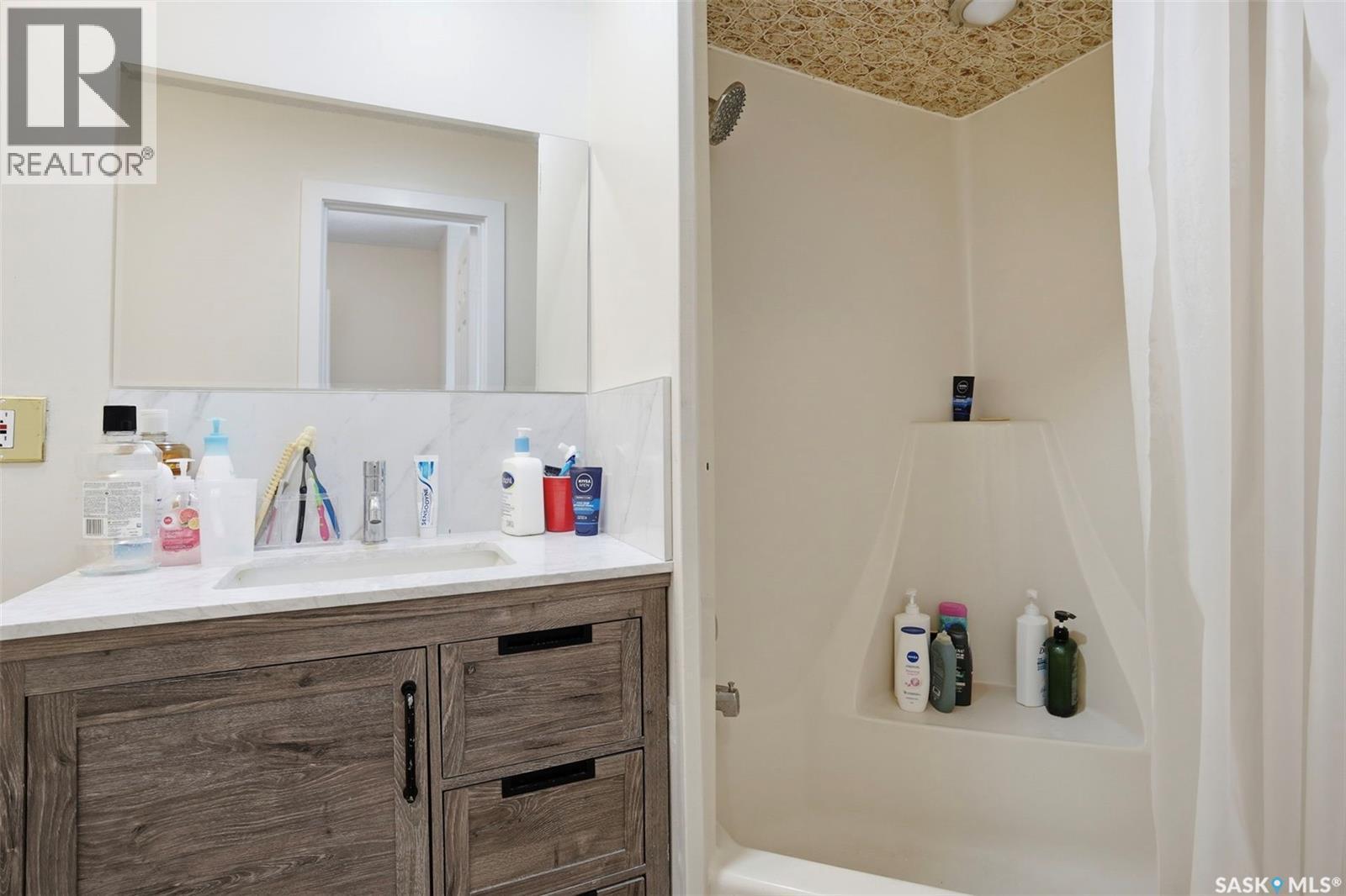 505 L Avenue N, Saskatoon, SK - Indoor Photo Showing Bathroom