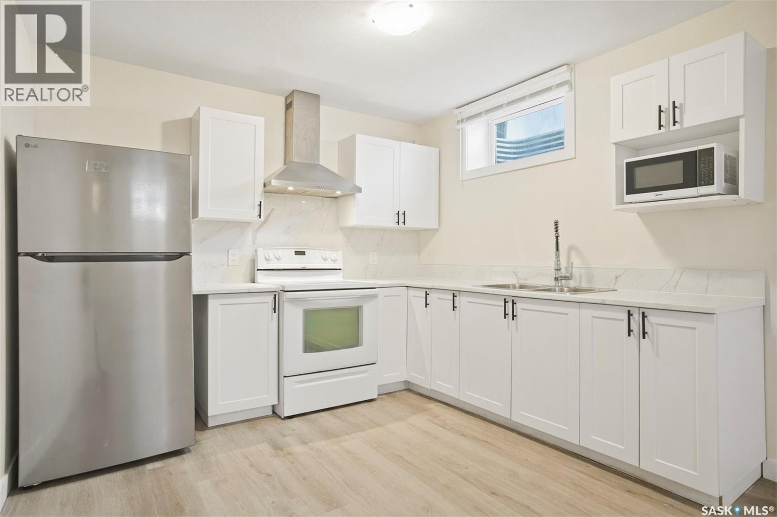 505 L Avenue N, Saskatoon, SK - Indoor Photo Showing Kitchen With Double Sink