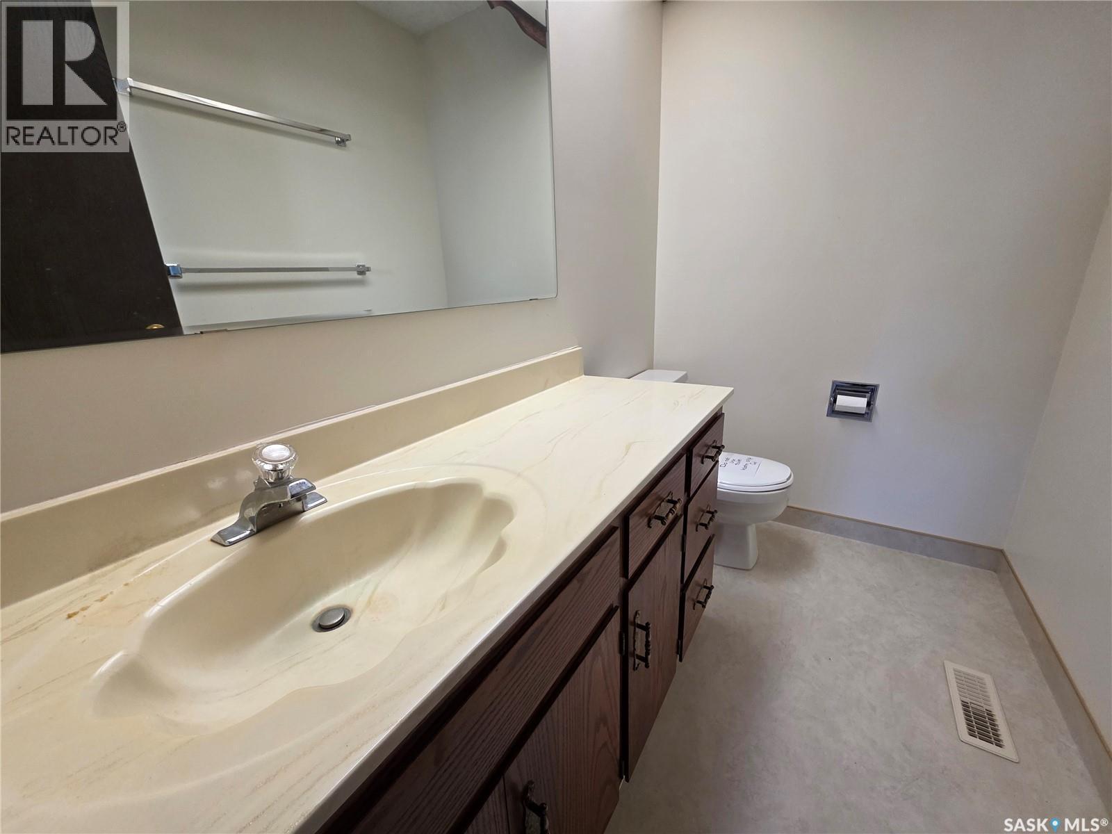 624 7Th Avenue Ne, Swift Current, SK - Indoor Photo Showing Bathroom