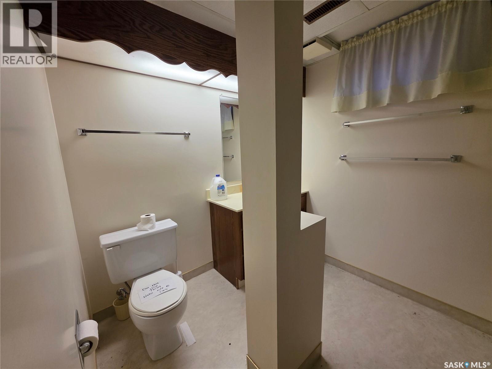 624 7Th Avenue Ne, Swift Current, SK - Indoor Photo Showing Bathroom