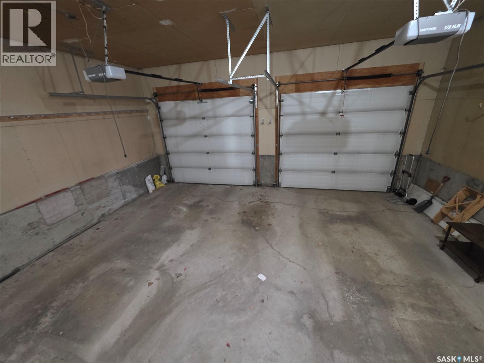 624 7Th Avenue Ne, Swift Current, SK - Indoor Photo Showing Garage