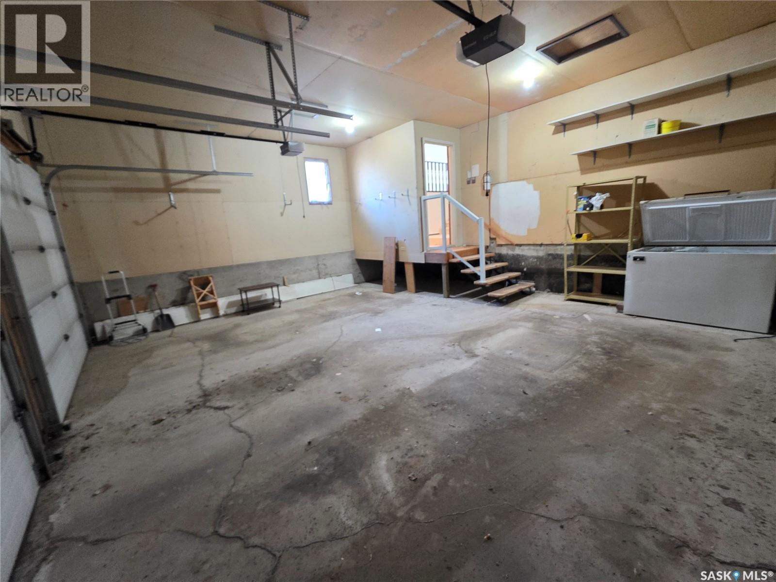 624 7Th Avenue Ne, Swift Current, SK - Indoor Photo Showing Garage