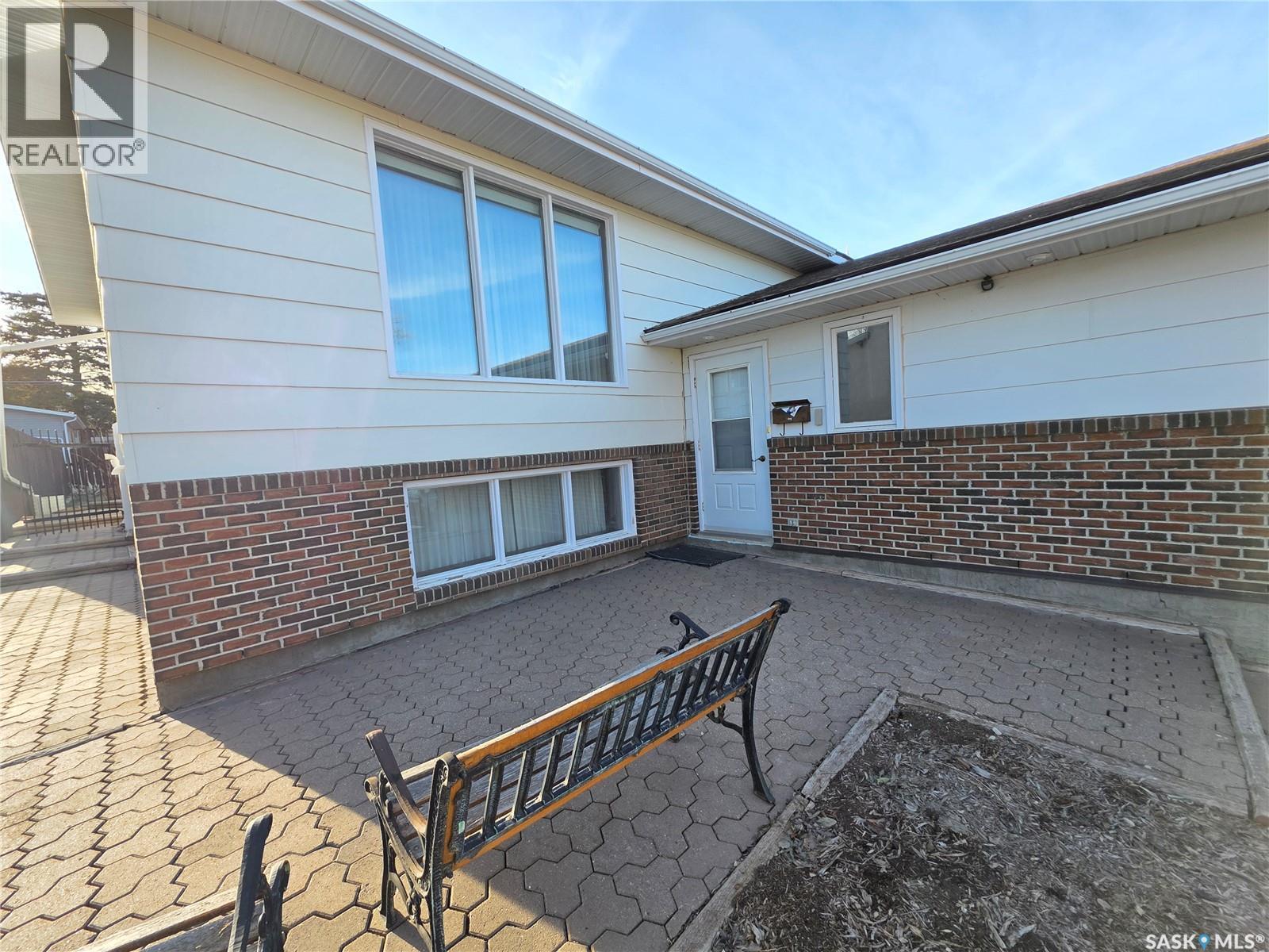 624 7Th Avenue Ne, Swift Current, SK - Outdoor With Exterior