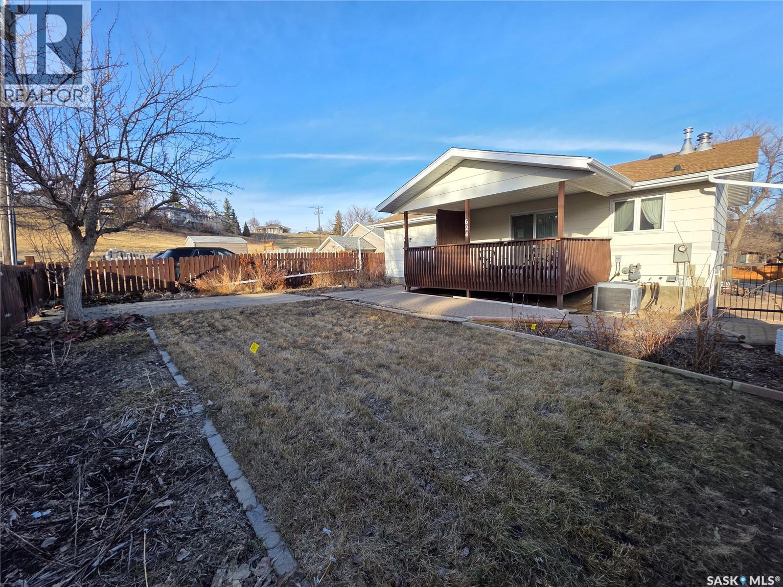 624 7Th Avenue Ne, Swift Current, SK - Outdoor With Deck Patio Veranda