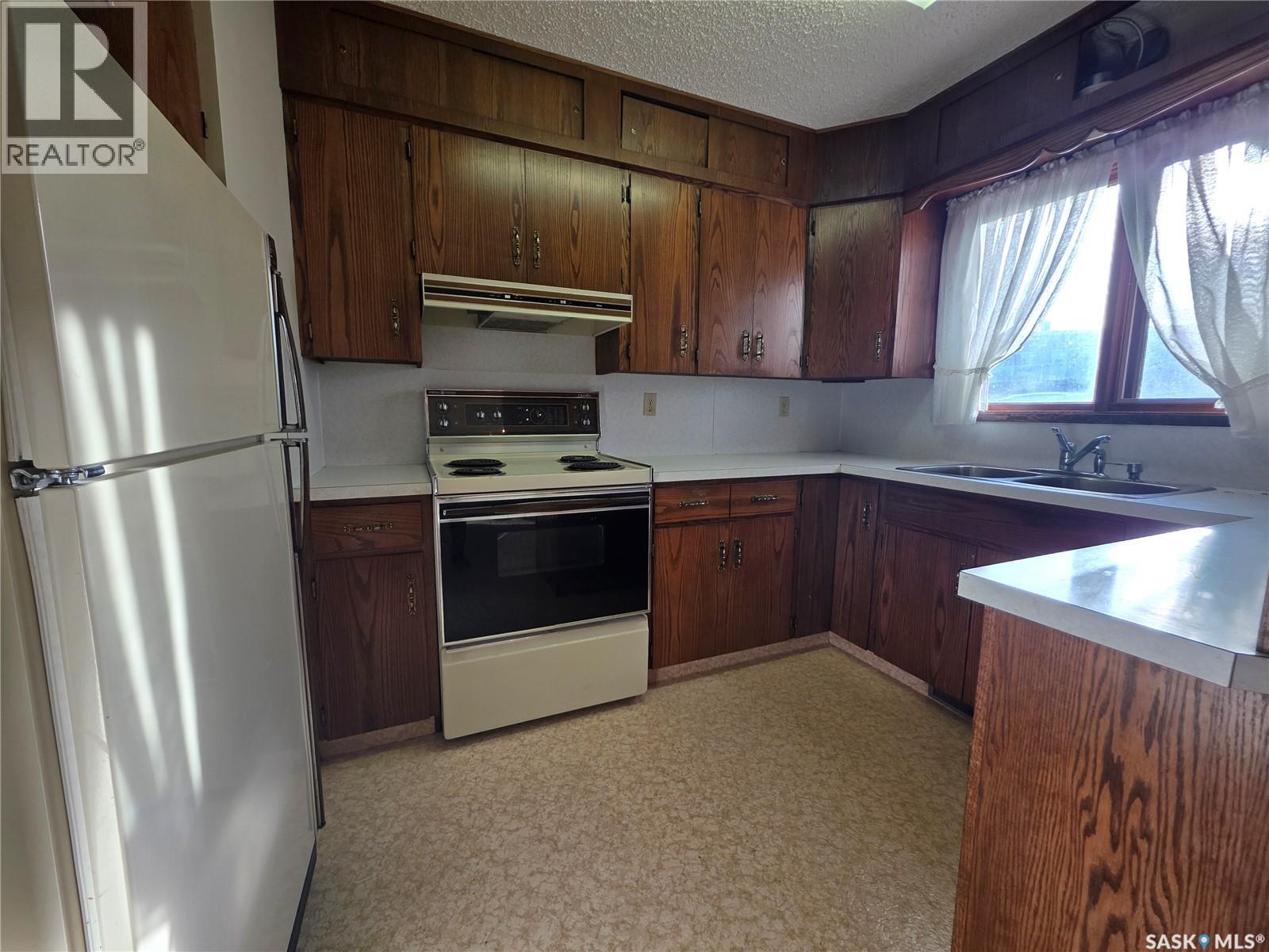 624 7Th Avenue Ne, Swift Current, SK - Indoor Photo Showing Kitchen