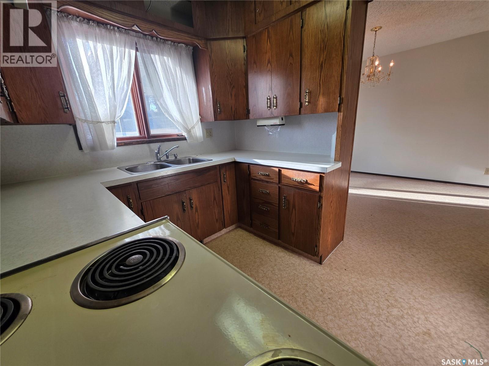 624 7Th Avenue Ne, Swift Current, SK - Indoor Photo Showing Kitchen With Double Sink