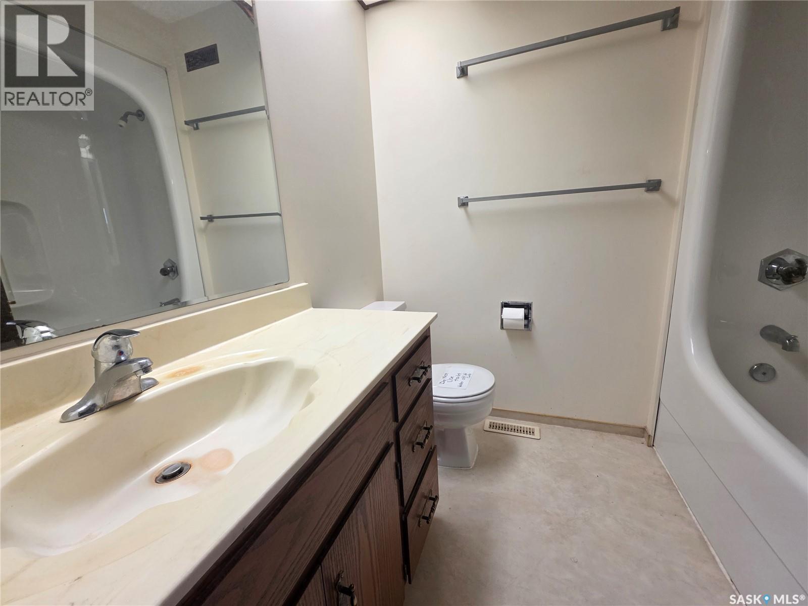 624 7Th Avenue Ne, Swift Current, SK - Indoor Photo Showing Bathroom