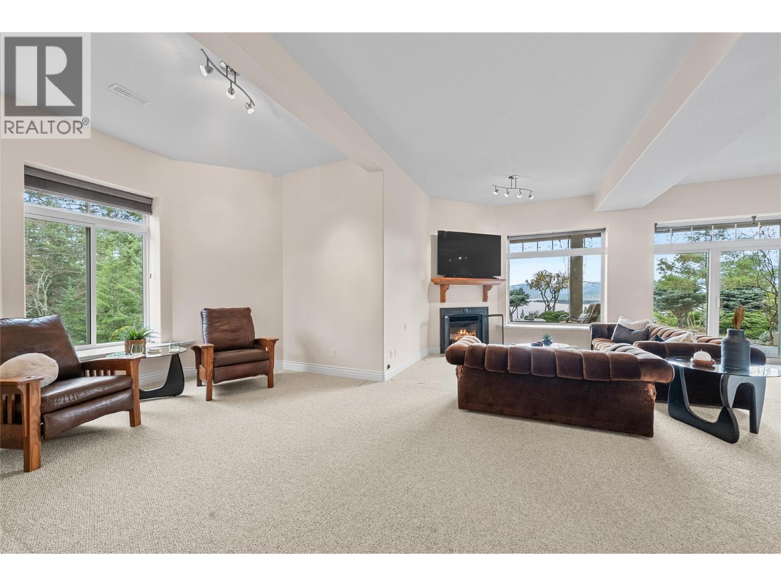 3676 Mcbride Road, Blind Bay, BC - Indoor Photo Showing Living Room