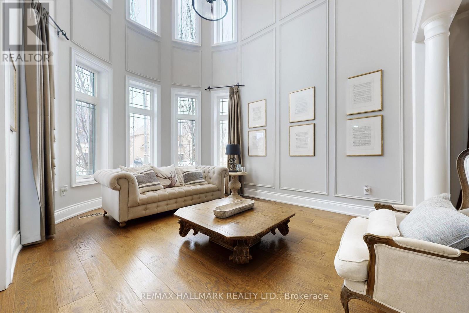 24 Bluff Trail, King, ON - Indoor Photo Showing Living Room