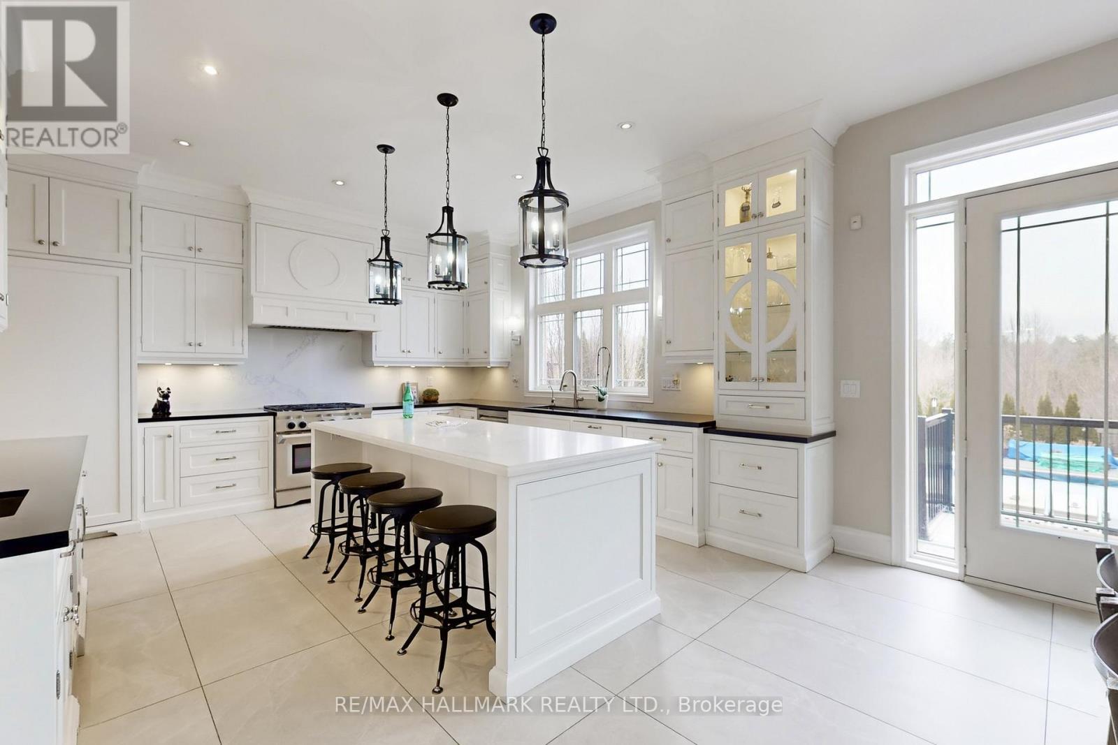24 Bluff Trail, King, ON - Indoor Photo Showing Kitchen With Upgraded Kitchen