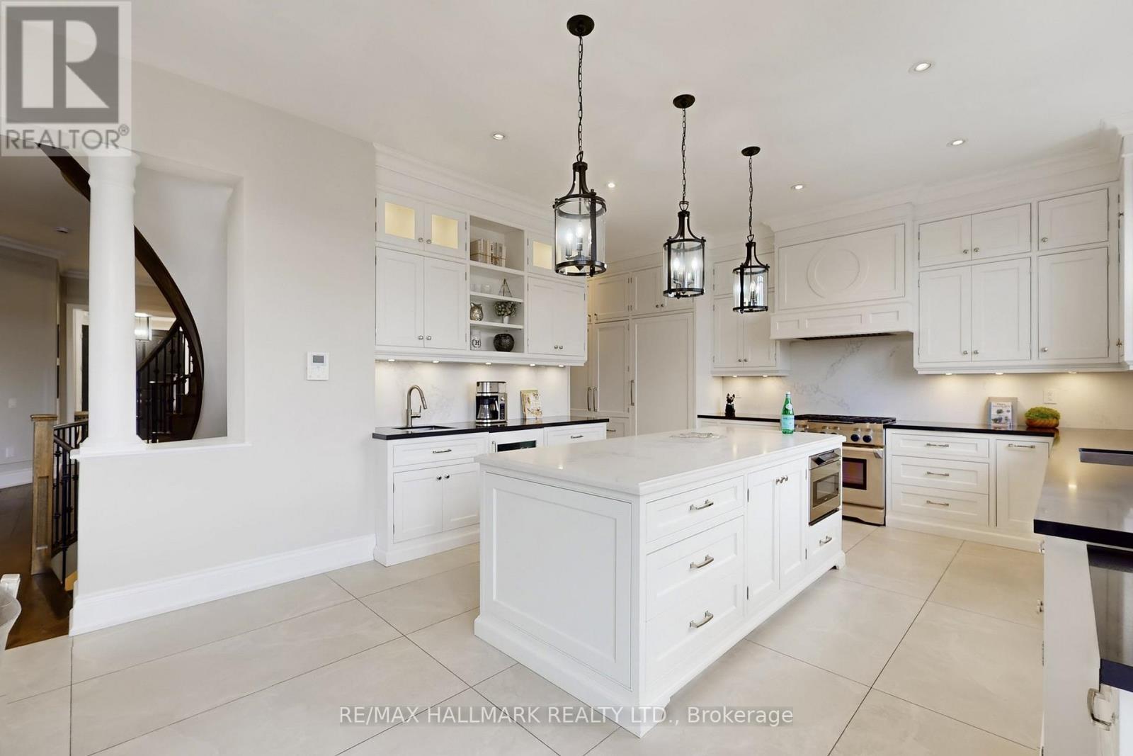 24 Bluff Trail, King, ON - Indoor Photo Showing Kitchen With Upgraded Kitchen