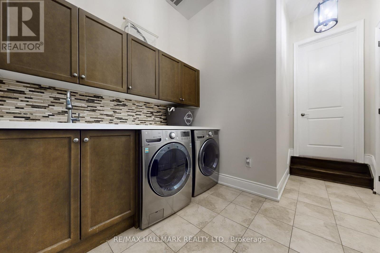 24 Bluff Trail, King, ON - Indoor Photo Showing Laundry Room