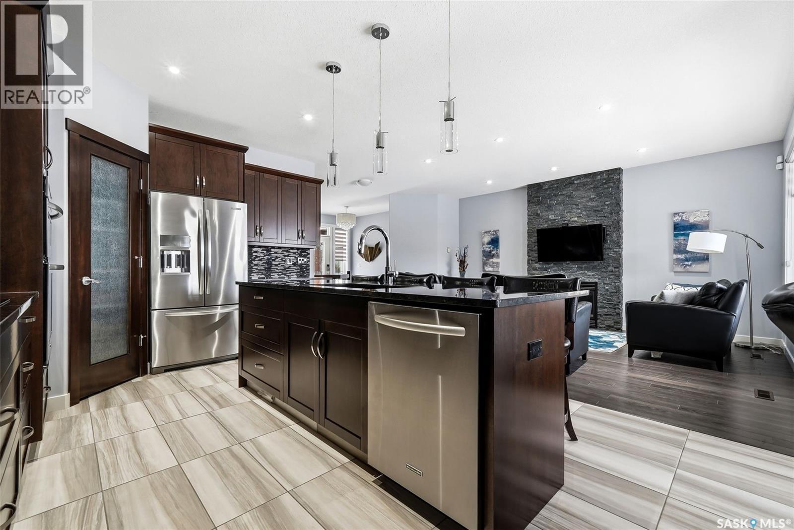 3921 Red Lily Bay, Regina, SK - Indoor Photo Showing Kitchen With Upgraded Kitchen