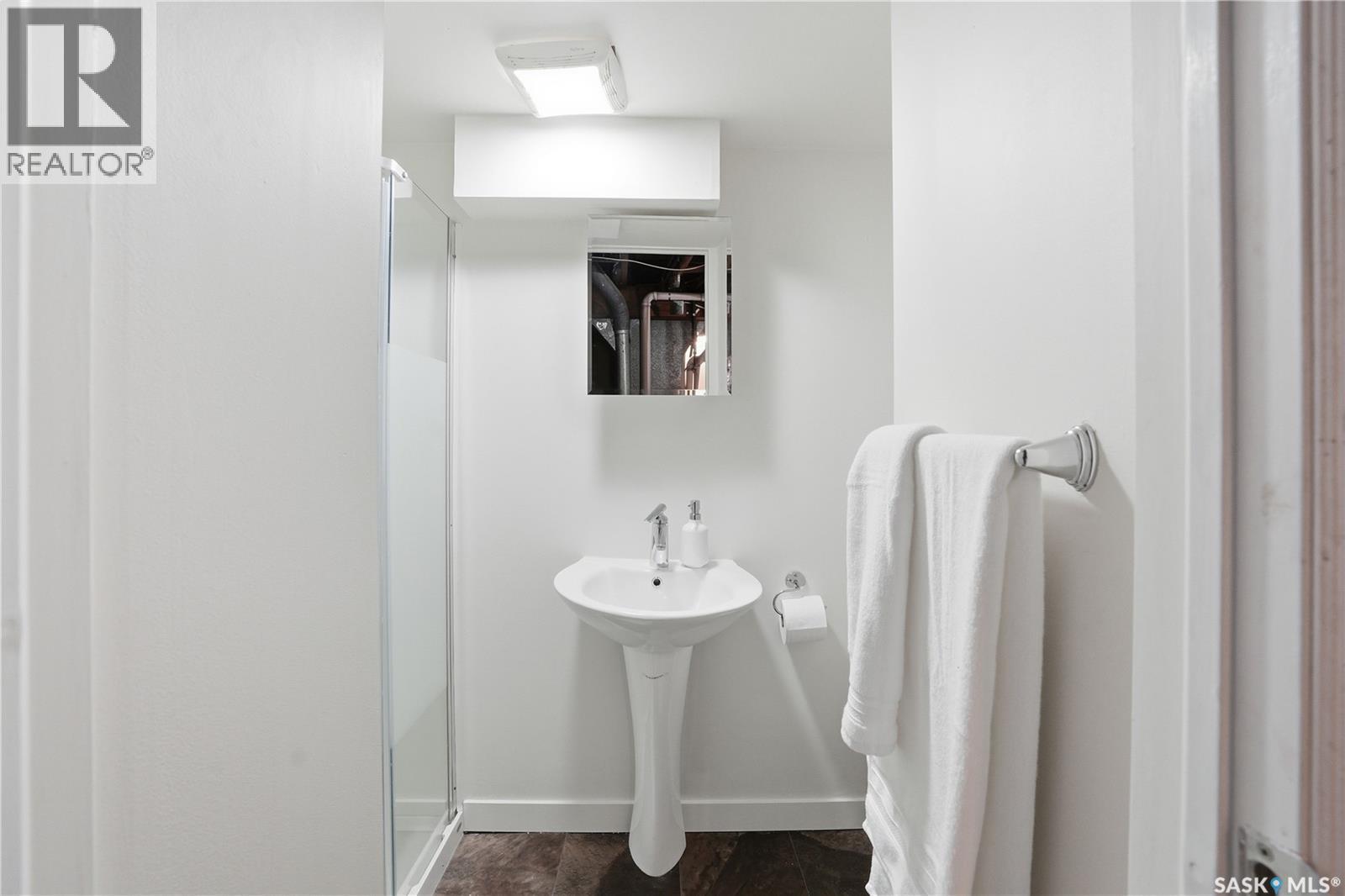 218 Ash Street E, Saskatoon, SK - Indoor Photo Showing Bathroom