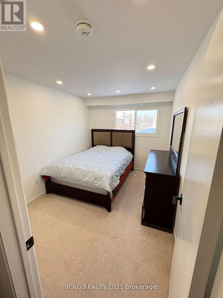 852 Thistle Down Court, Mississauga, ON - Indoor Photo Showing Bedroom