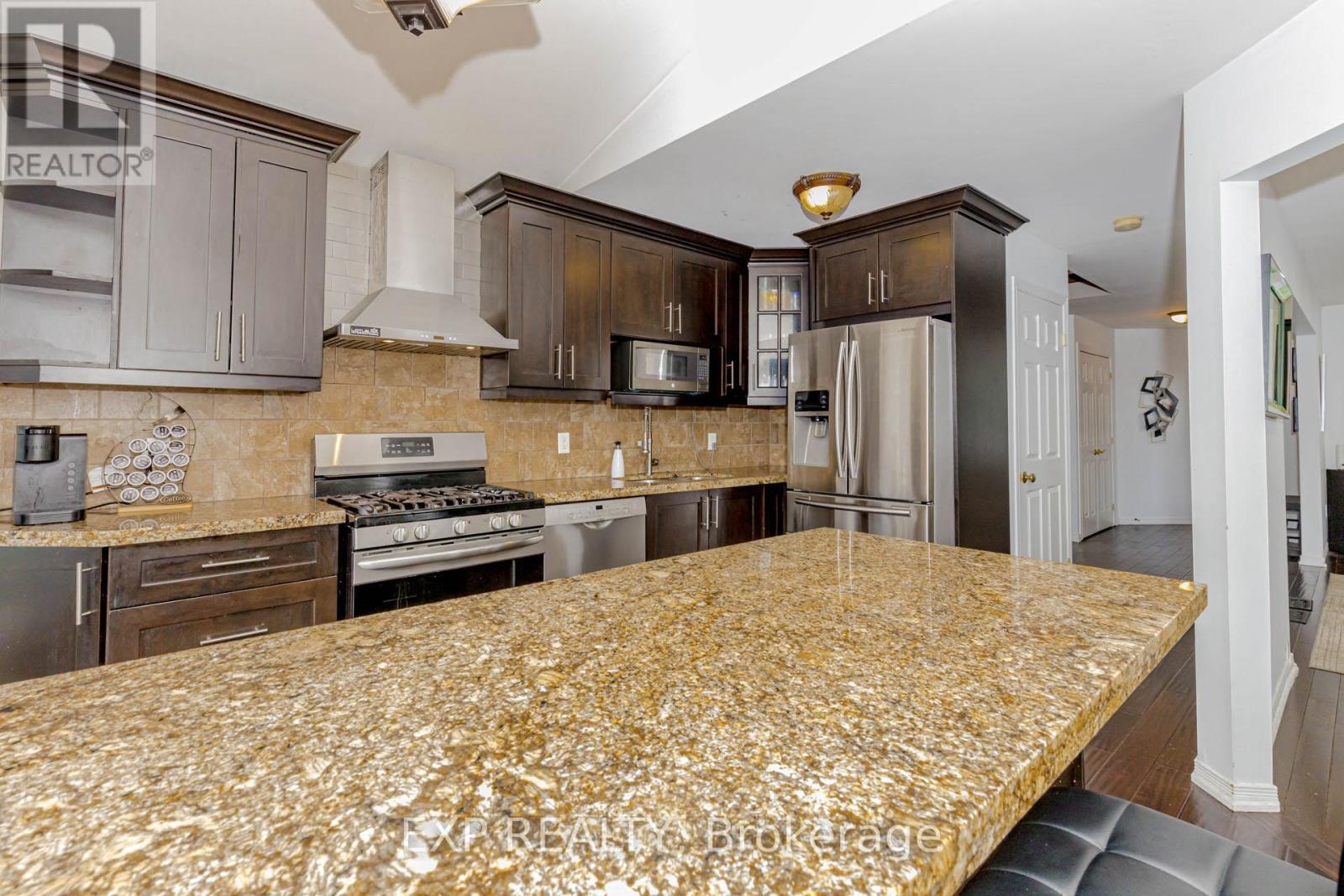32 Vineberg Drive, Hamilton, ON - Indoor Photo Showing Kitchen With Upgraded Kitchen