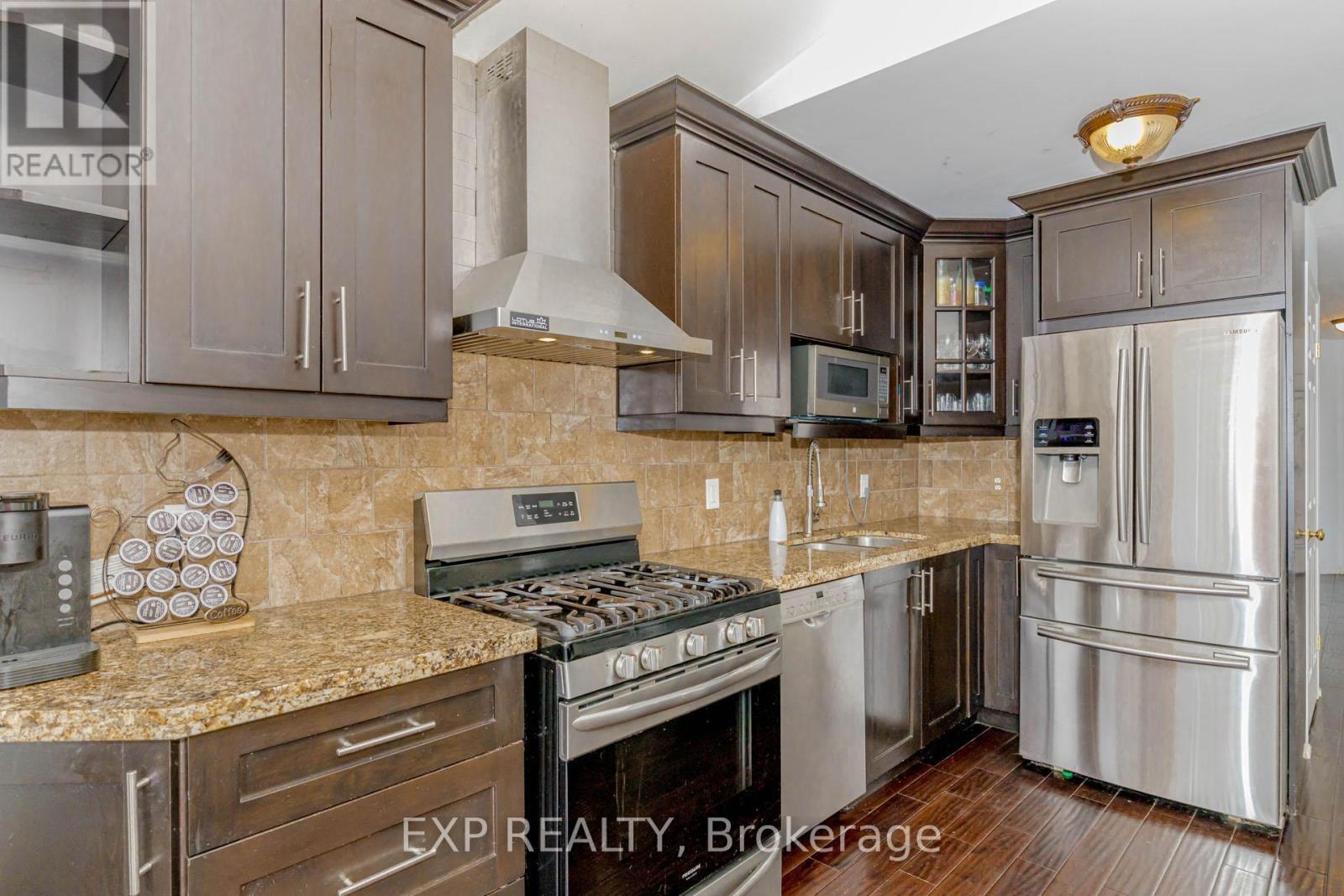 32 Vineberg Drive, Hamilton, ON - Indoor Photo Showing Kitchen With Upgraded Kitchen
