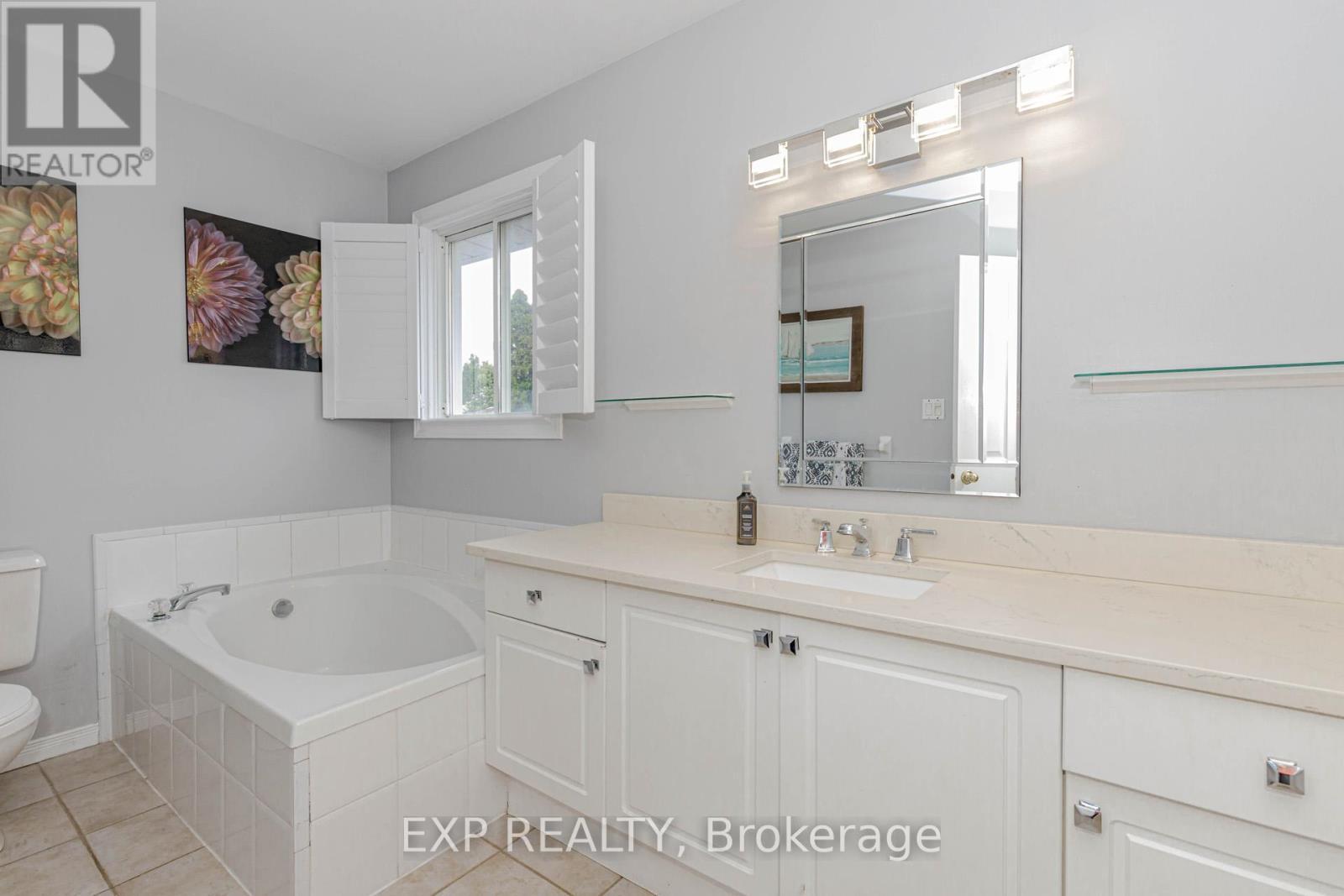 32 Vineberg Drive, Hamilton, ON - Indoor Photo Showing Bathroom