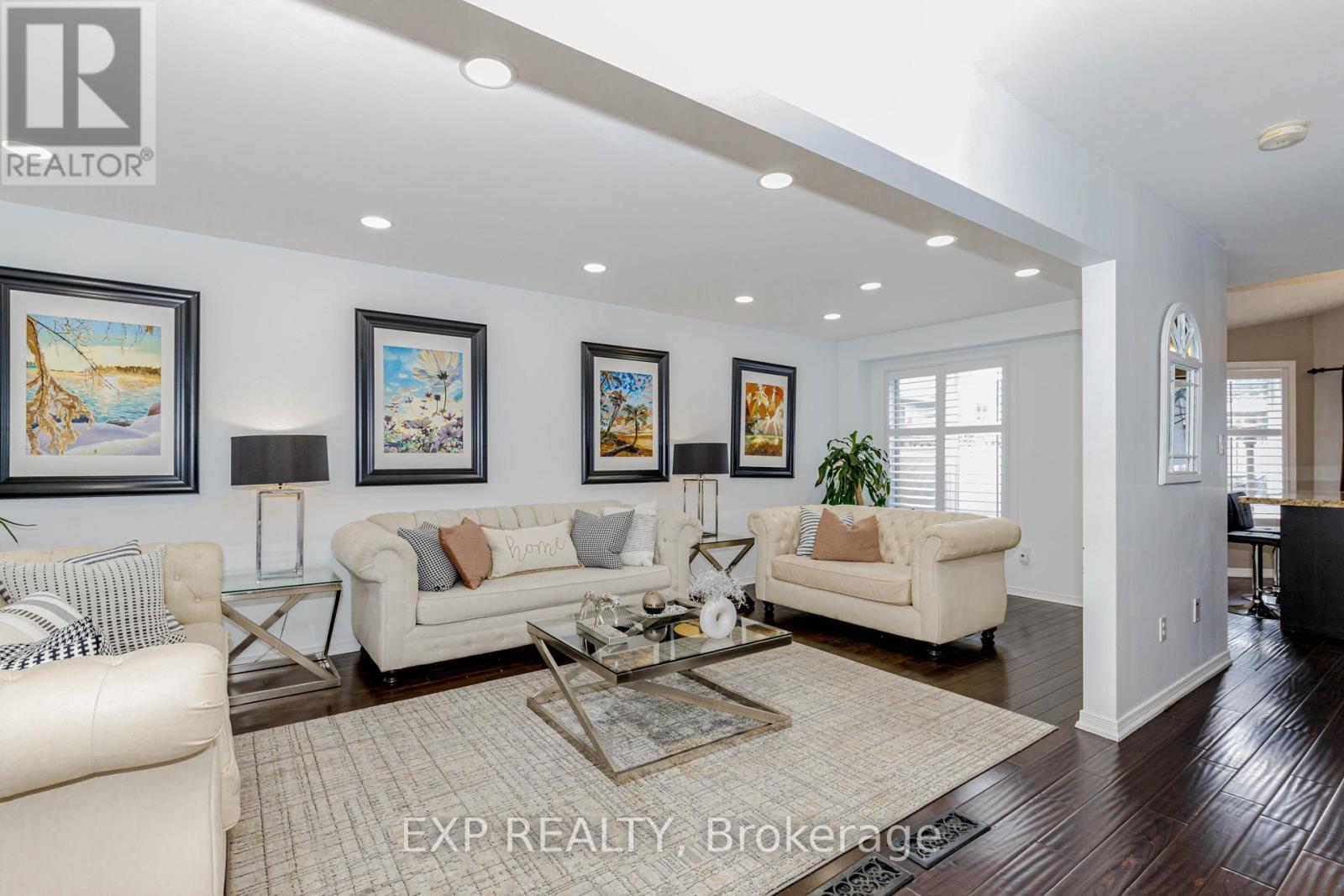 32 Vineberg Drive, Hamilton, ON - Indoor Photo Showing Living Room