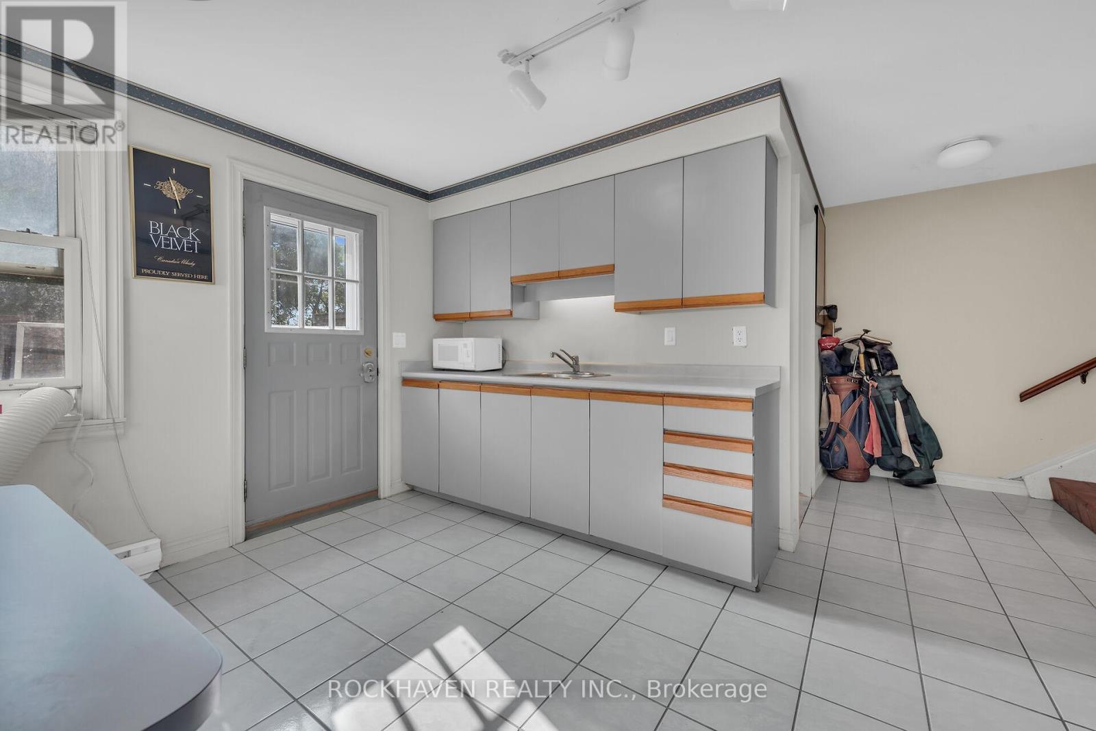 36 Macklin Street N, Hamilton, ON - Indoor Photo Showing Kitchen