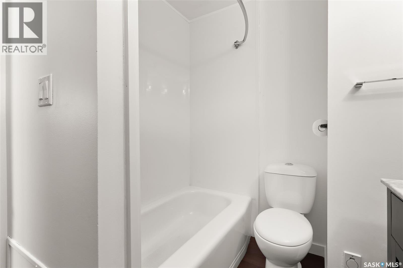 78 Spence Street, Regina, SK - Indoor Photo Showing Bathroom