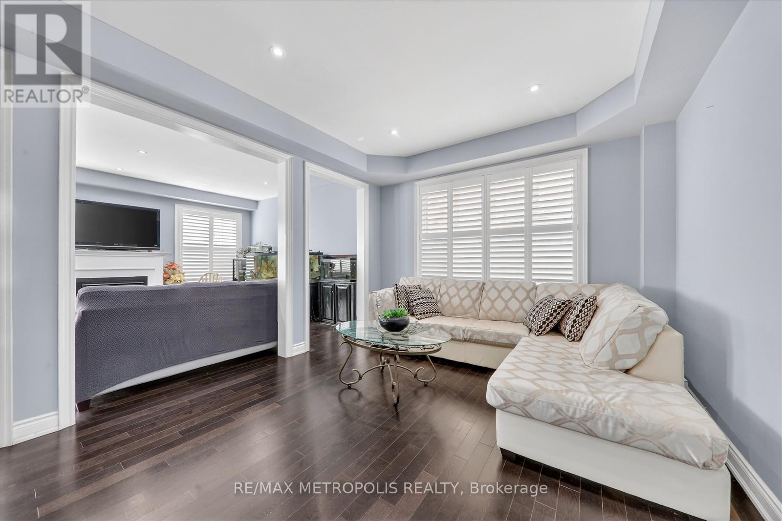 105 Stockell Crescent, Ajax, ON - Indoor Photo Showing Living Room