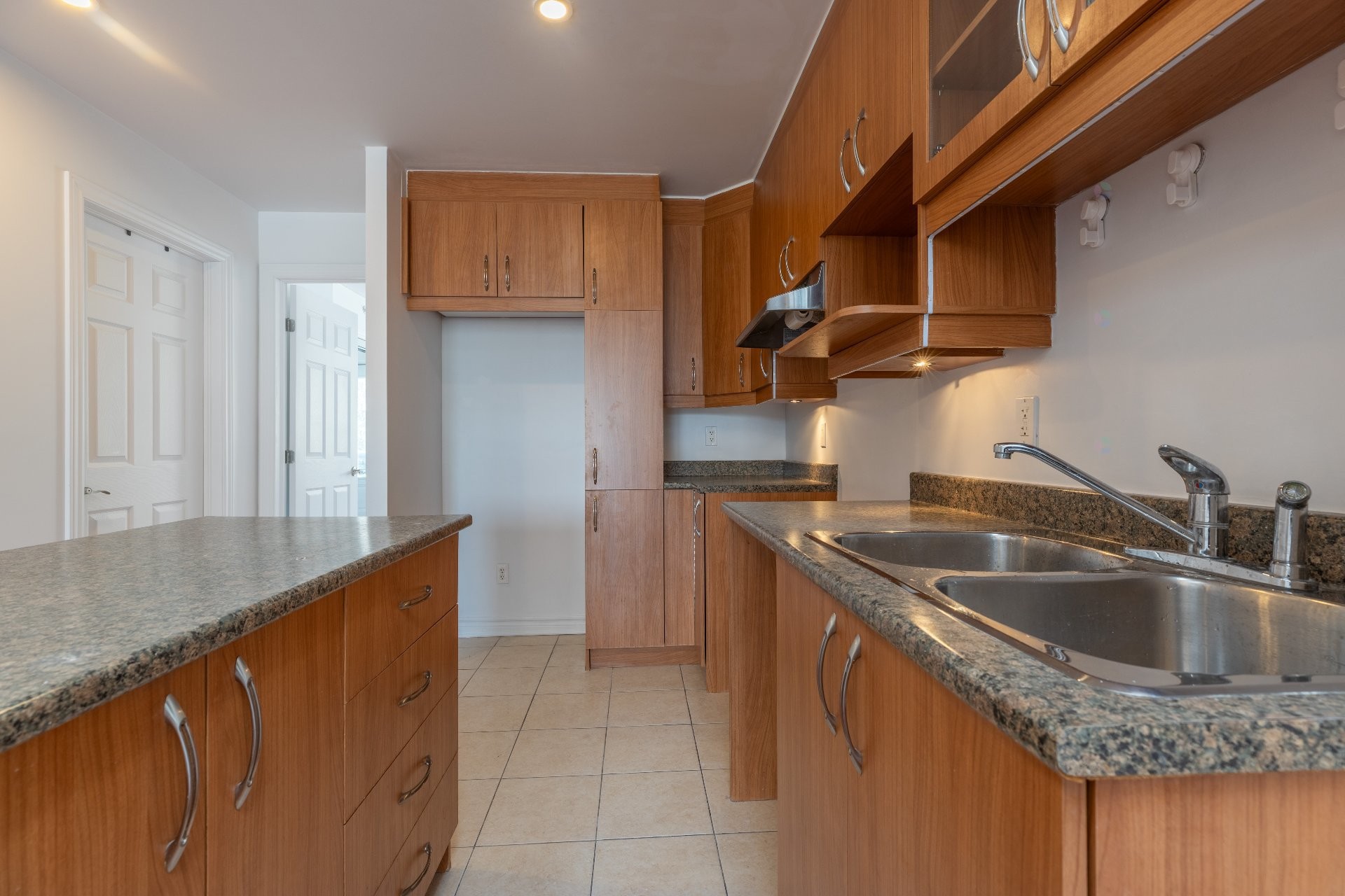 Kitchen - 8-5498 Rue Robert-Burns, Montréal (Côte-Des-Neiges/Notre-Dame-De-Grâce), QC - Indoor Photo Showing Kitchen With Double Sink
