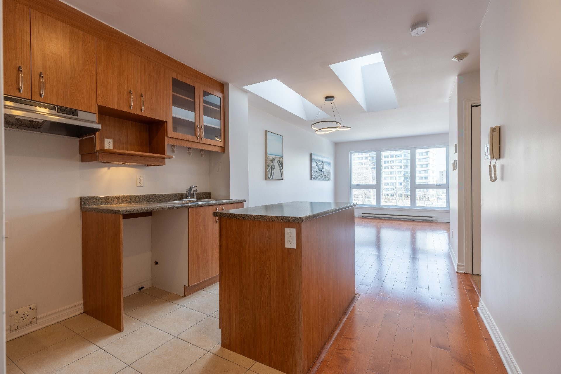 Kitchen - 8-5498 Rue Robert-Burns, Montréal (Côte-Des-Neiges/Notre-Dame-De-Grâce), QC - Indoor Photo Showing Other Room