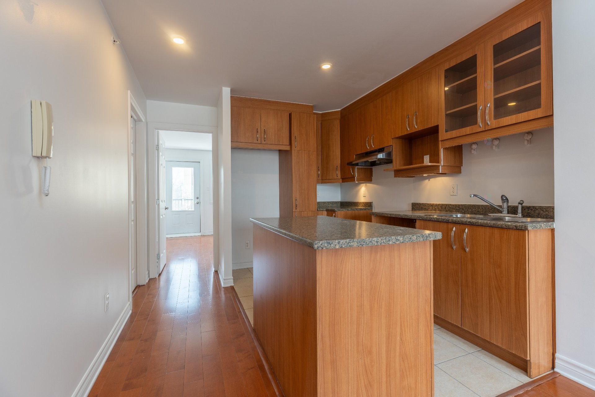 Kitchen - 8-5498 Rue Robert-Burns, Montréal (Côte-Des-Neiges/Notre-Dame-De-Grâce), QC - Indoor Photo Showing Kitchen