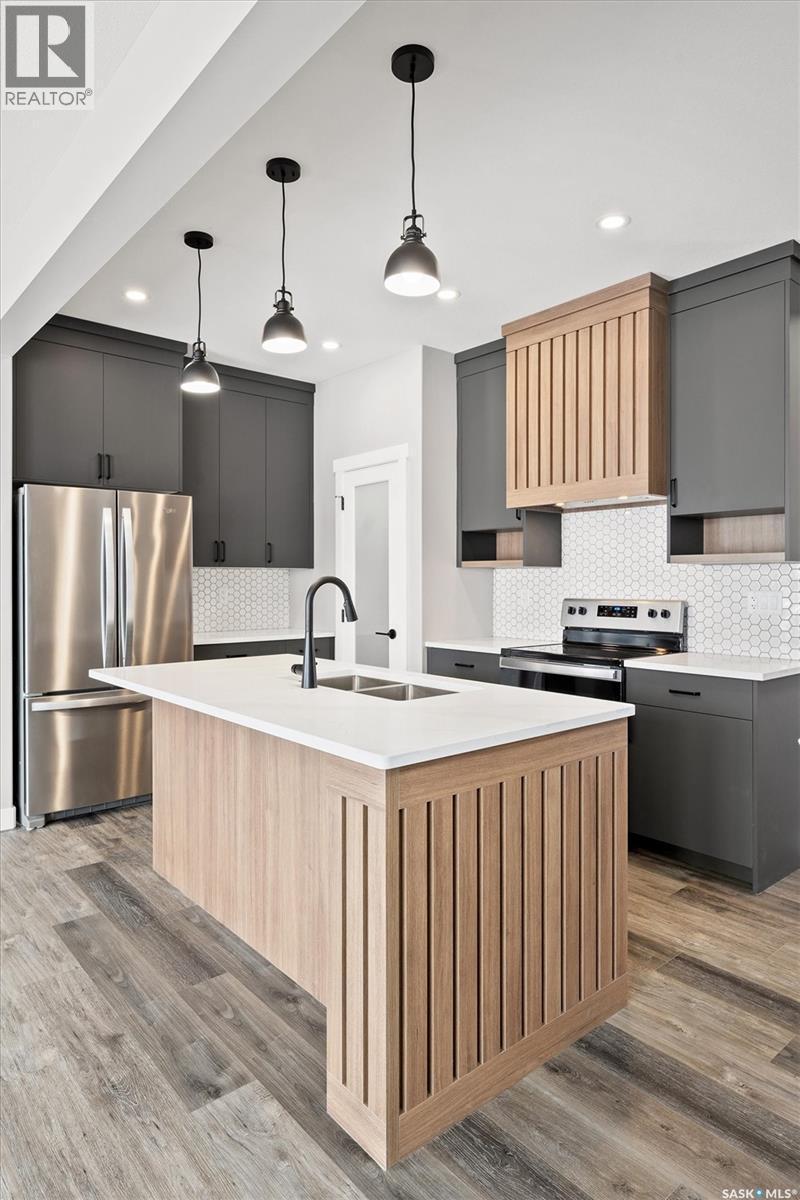 313 Veterans Drive, Warman, SK - Indoor Photo Showing Kitchen With Upgraded Kitchen