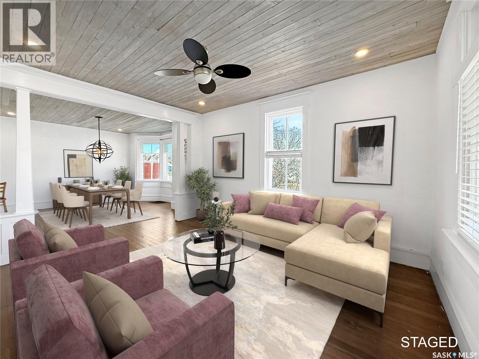 376 5Th Avenue Nw, Swift Current, SK - Indoor Photo Showing Living Room