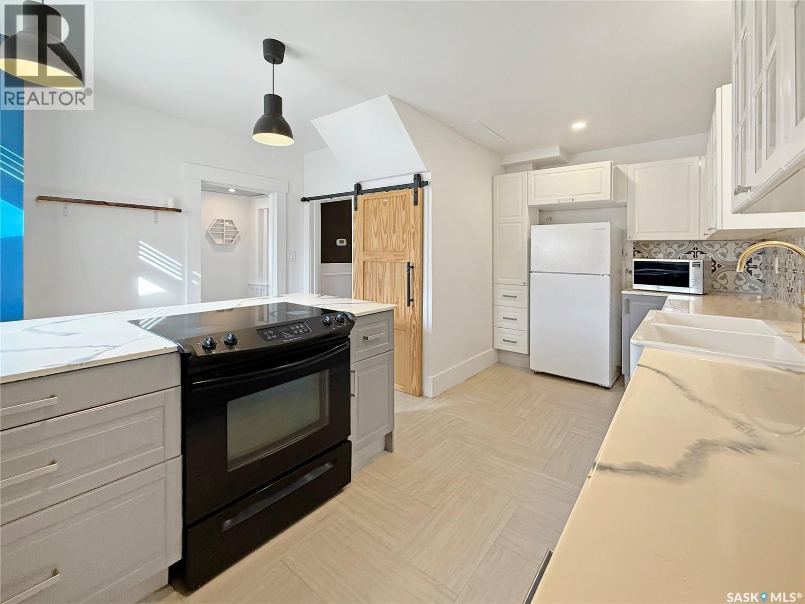 376 5Th Avenue Nw, Swift Current, SK - Indoor Photo Showing Kitchen