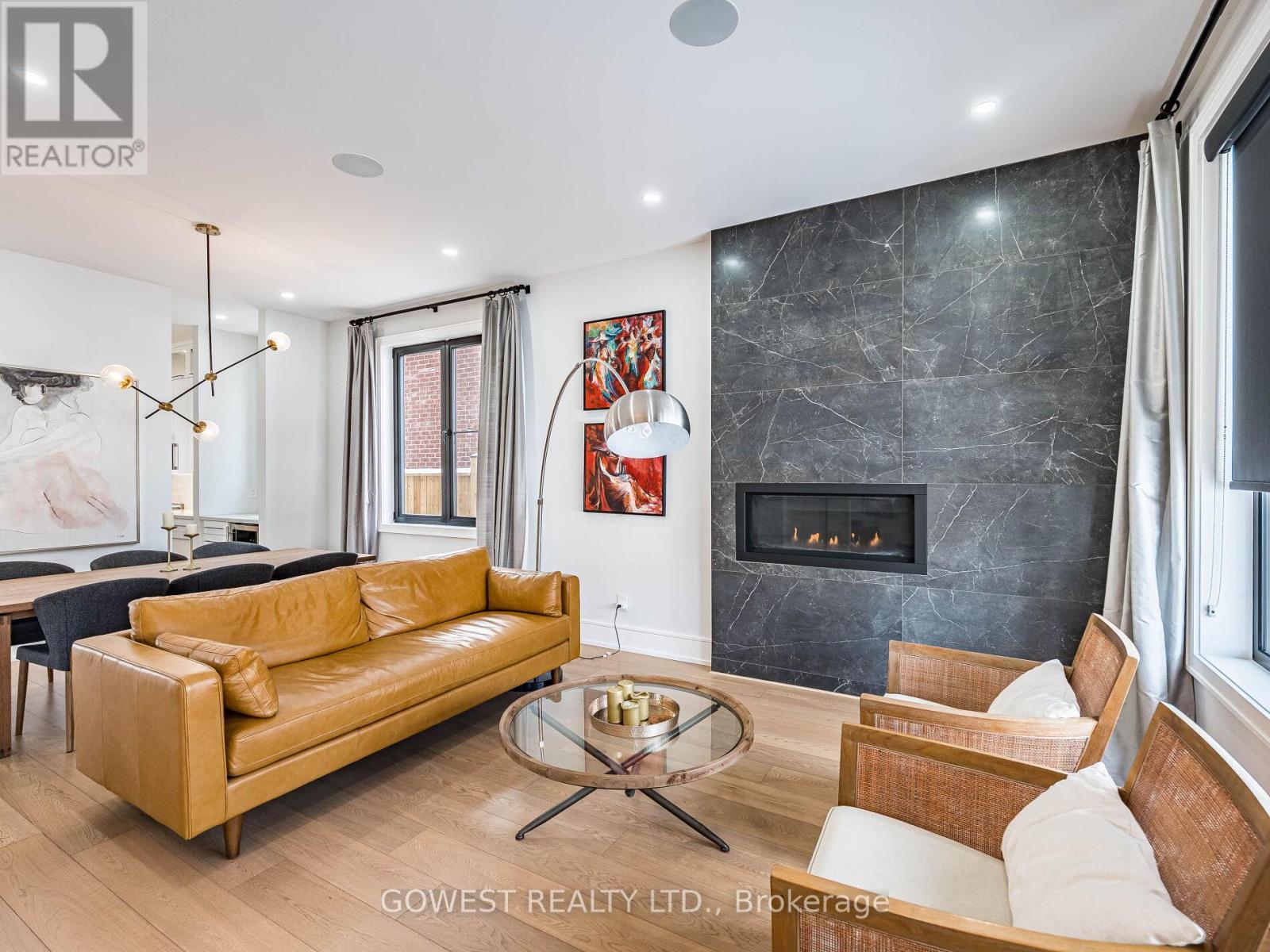 402 Niar Avenue, Mississauga, ON - Indoor Photo Showing Living Room With Fireplace