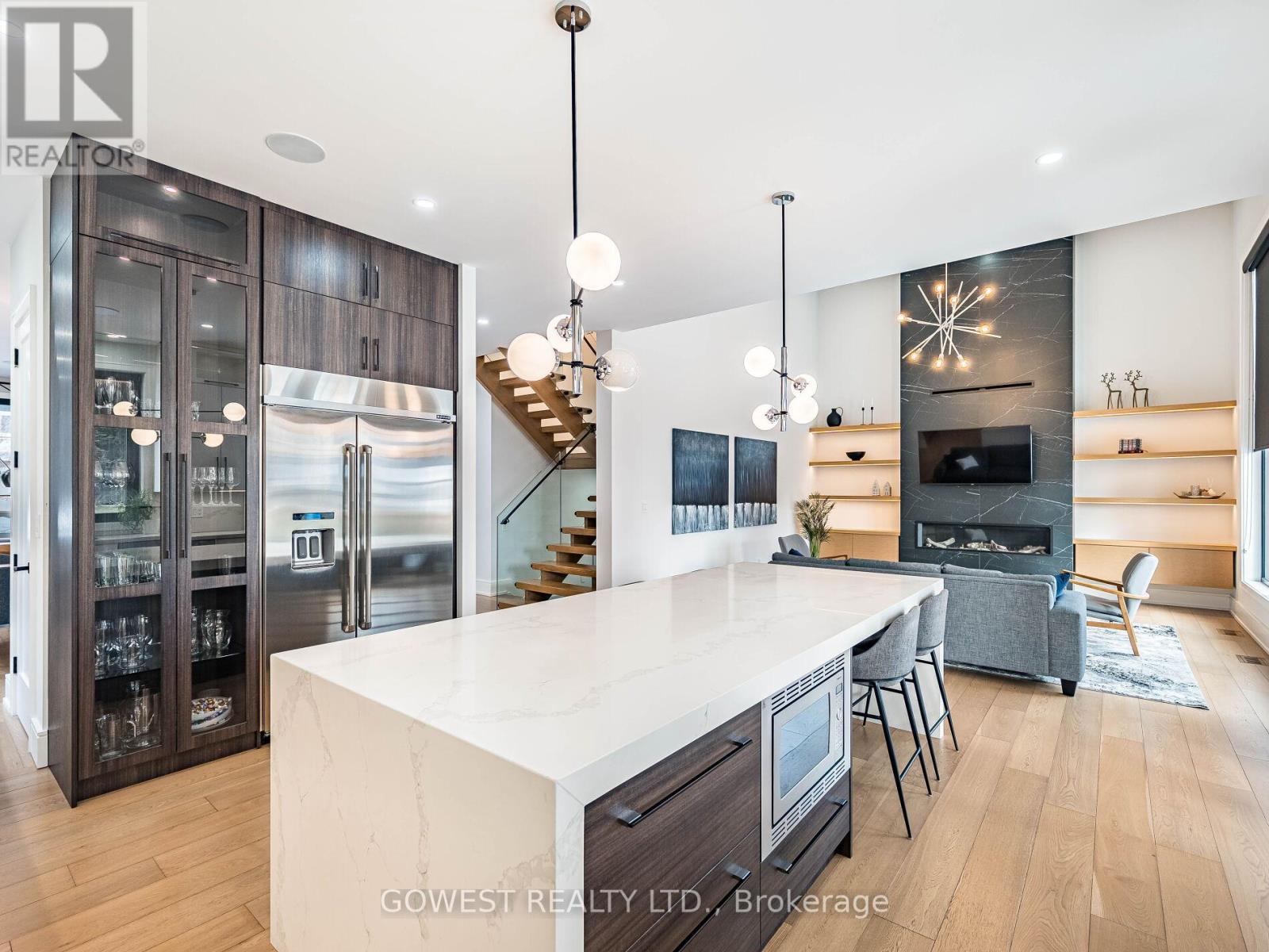 402 Niar Avenue, Mississauga, ON - Indoor Photo Showing Kitchen With Upgraded Kitchen