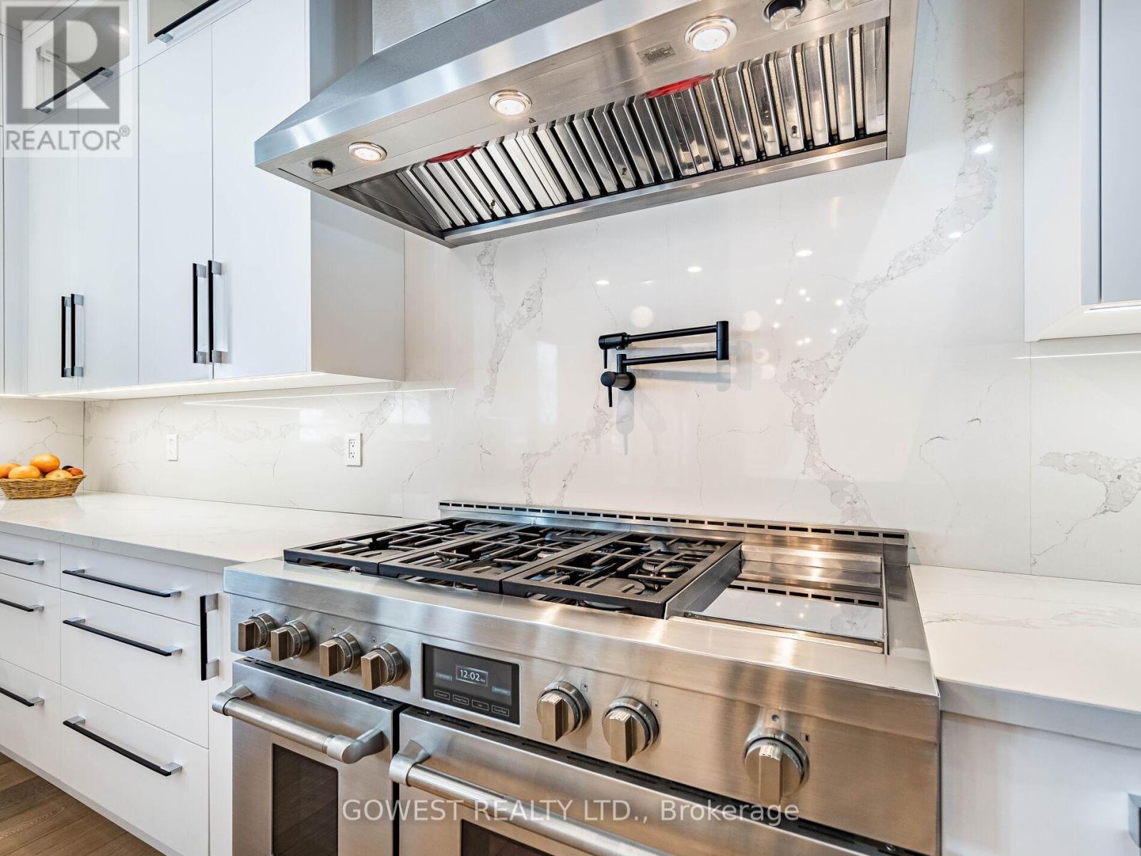 402 Niar Avenue, Mississauga, ON - Indoor Photo Showing Kitchen With Upgraded Kitchen