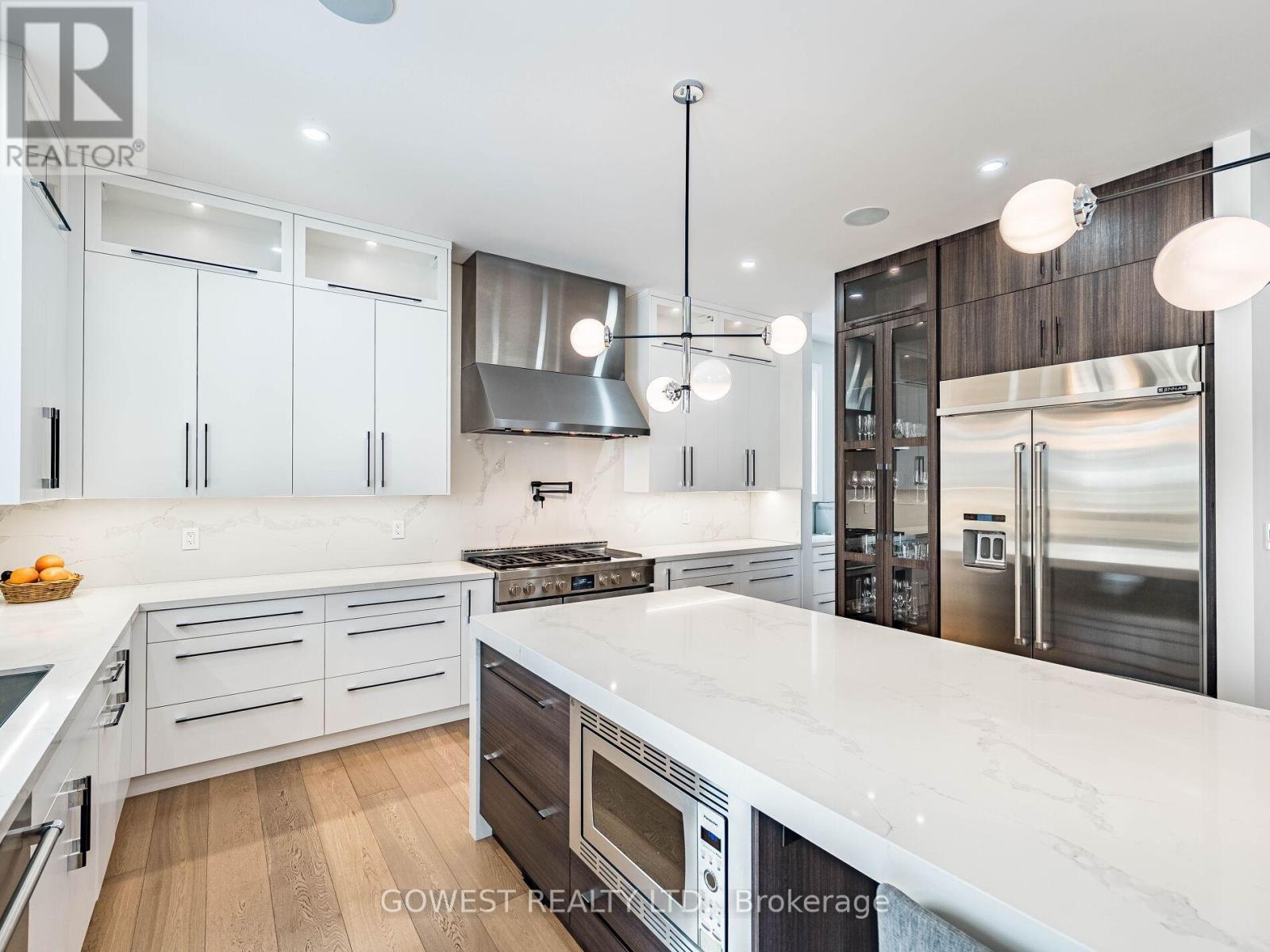 402 Niar Avenue, Mississauga, ON - Indoor Photo Showing Kitchen With Upgraded Kitchen