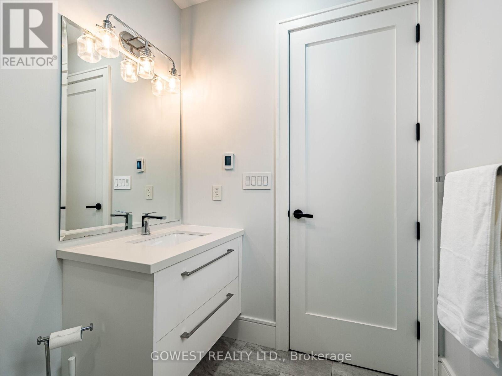 402 Niar Avenue, Mississauga, ON - Indoor Photo Showing Bathroom