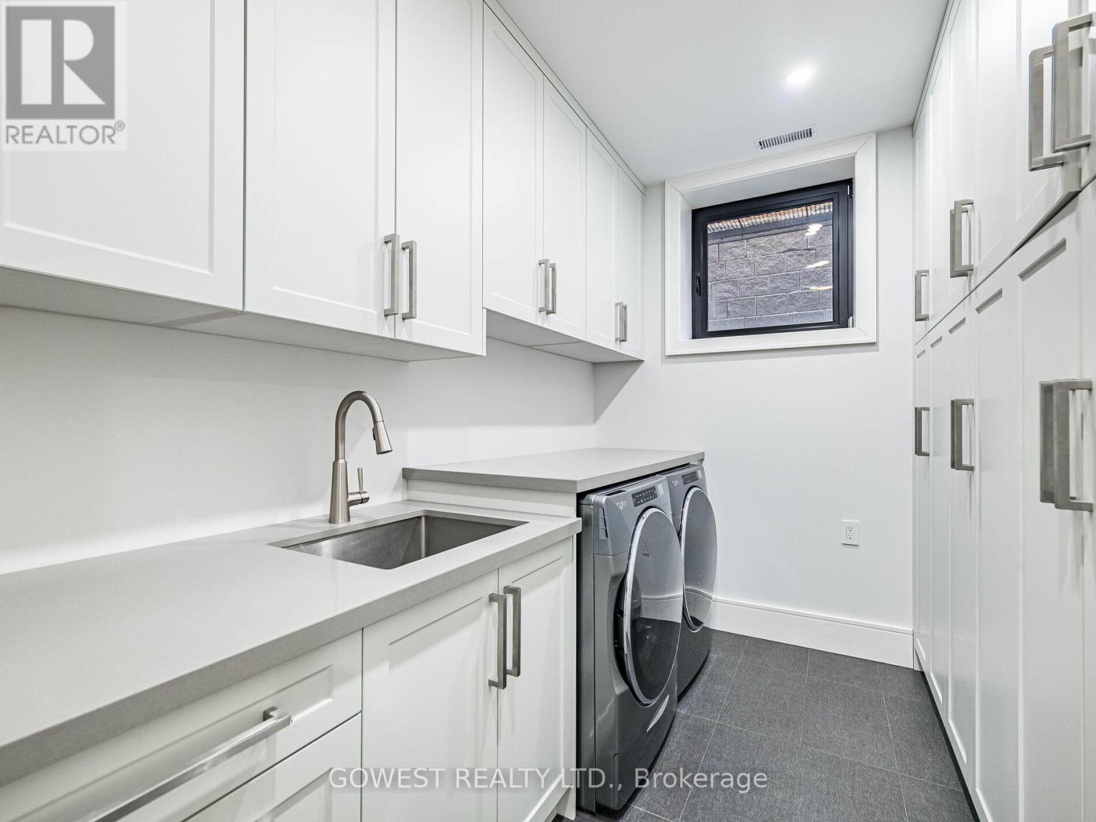 402 Niar Avenue, Mississauga, ON - Indoor Photo Showing Laundry Room