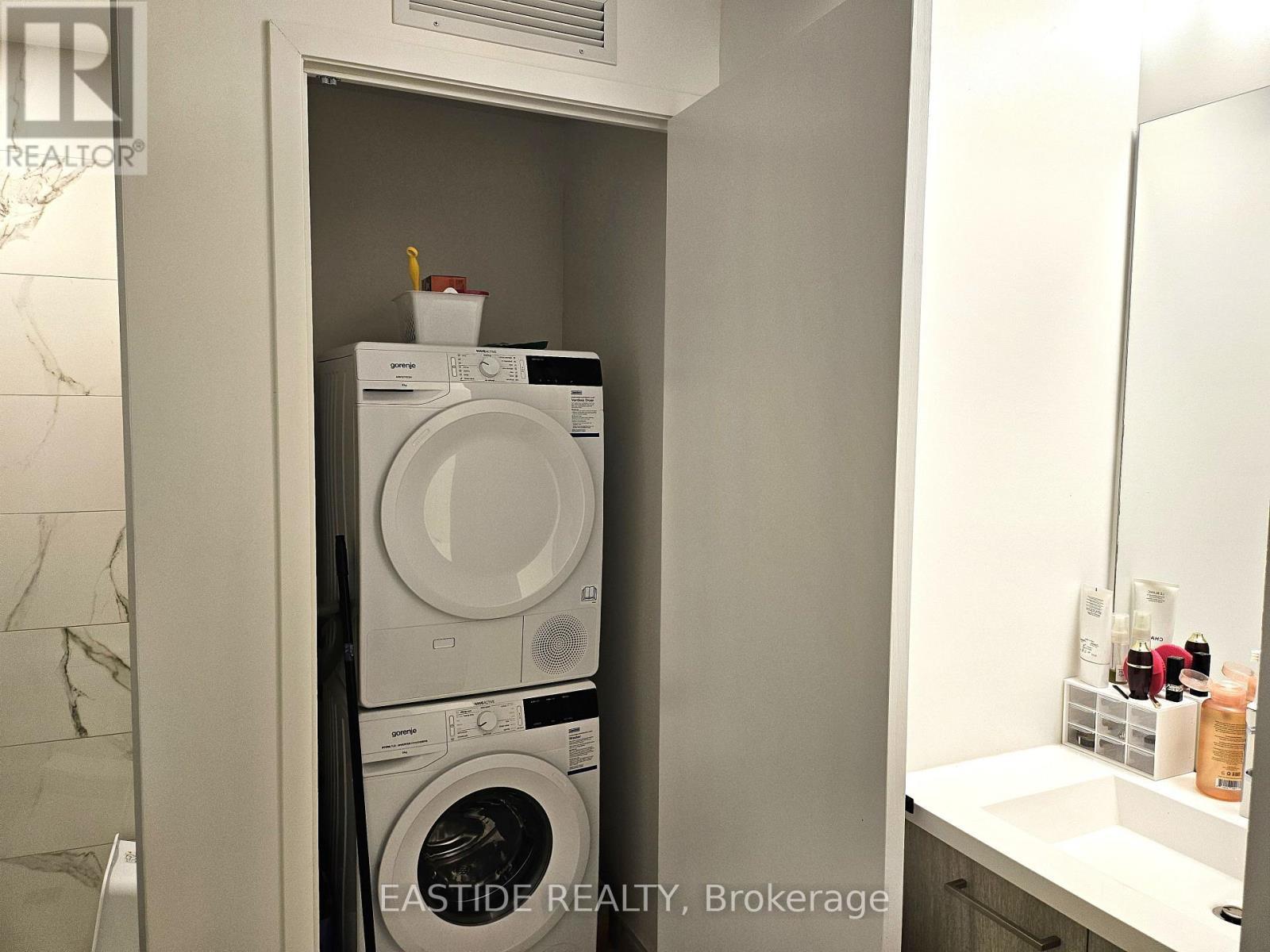 1506 - 28 Interchange Way, Vaughan, ON - Indoor Photo Showing Laundry Room